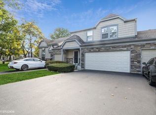 1294 Gloucester Cir, Carol Stream, IL 60188