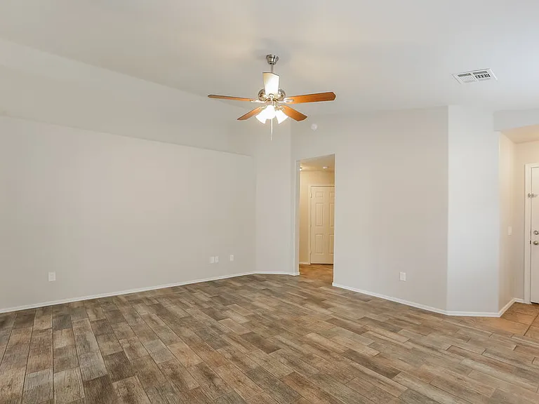1114 E Fraktur Rd — Photo 14