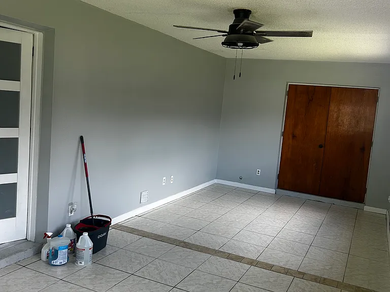 909 Midway St — Photo 14
