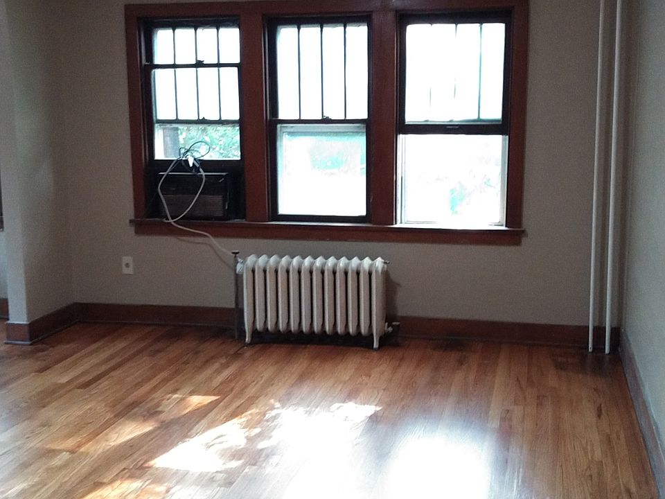 1st image of 322 W 10th St #11256936