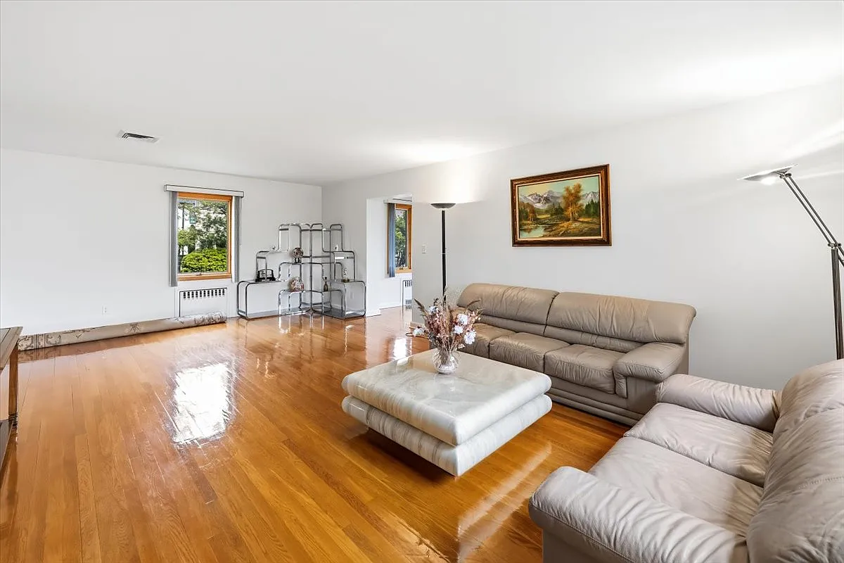 5 bed, 2.5 bath, $6,000 — Photo 2