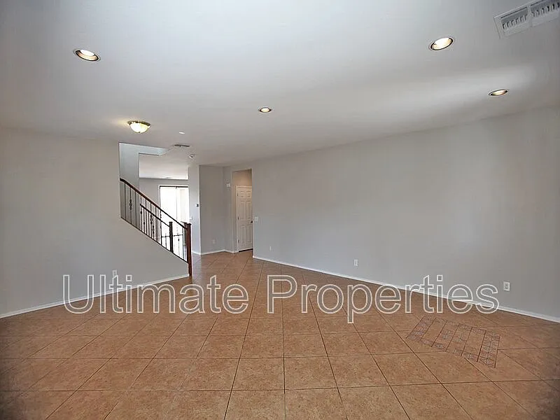 4 bed, 2.5 bath, 2661 sqft, $2,195 — Photo 2
