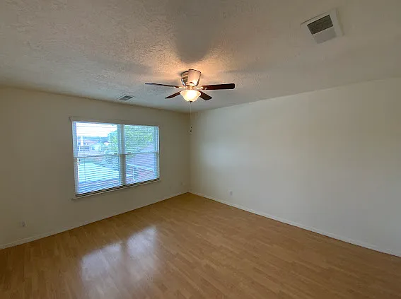 3 bed, 2436 sqft, $2,500 — Photo 4
