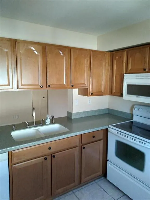 Building Photo - 115 Gardens Dr #202
