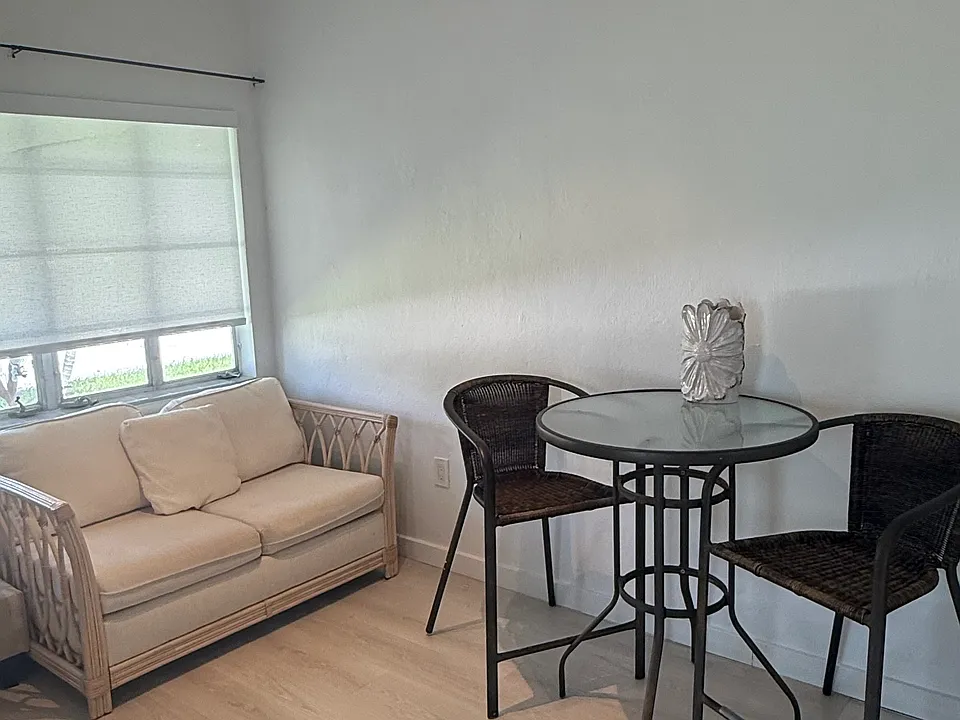Living room/dining area