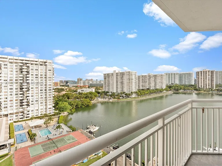 18071 Biscayne Blvd #1401 — Photo 32