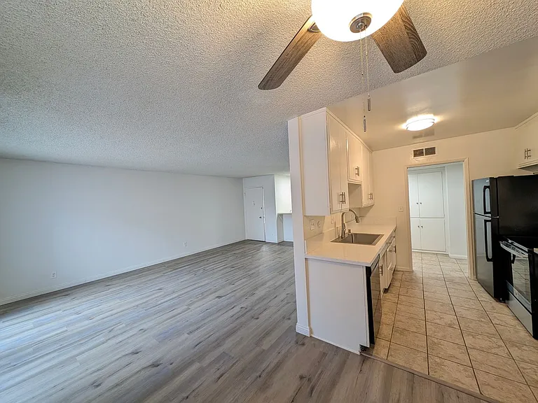 Fountainebleu Apartments — Photo 9