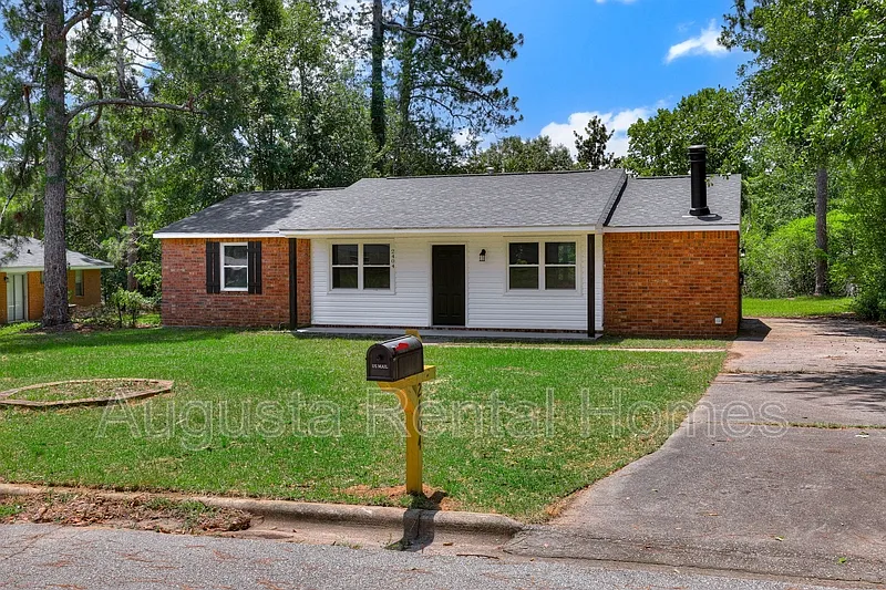 3 bed, 2.0 bath, 1350 sqft, $1,475 — Photo 4