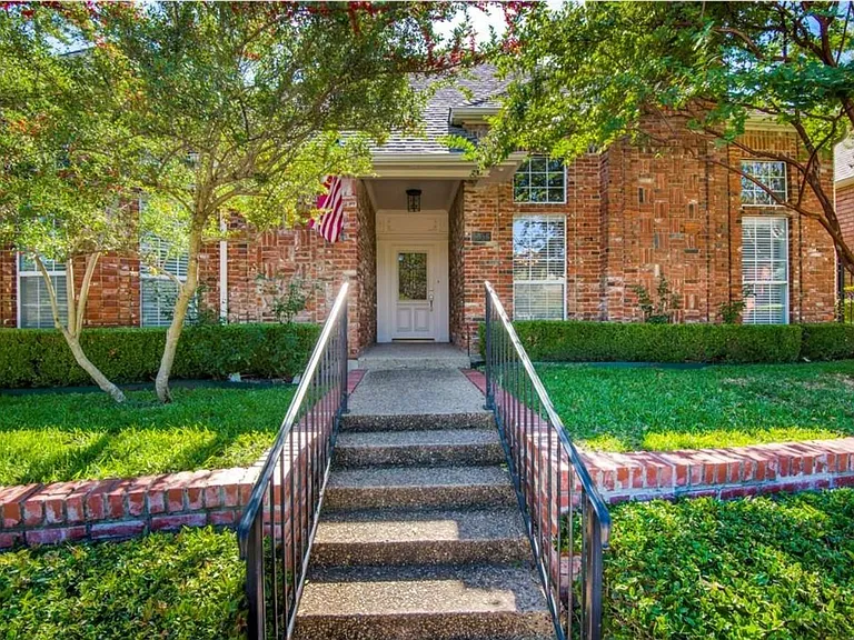 Lovely zero-lot in a central location!