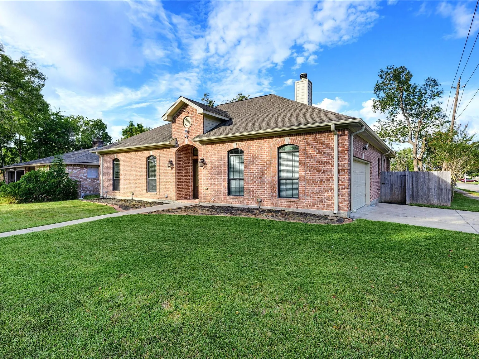 3 bed, 2.0 bath, 1552 sqft, $2,300 — Photo 3