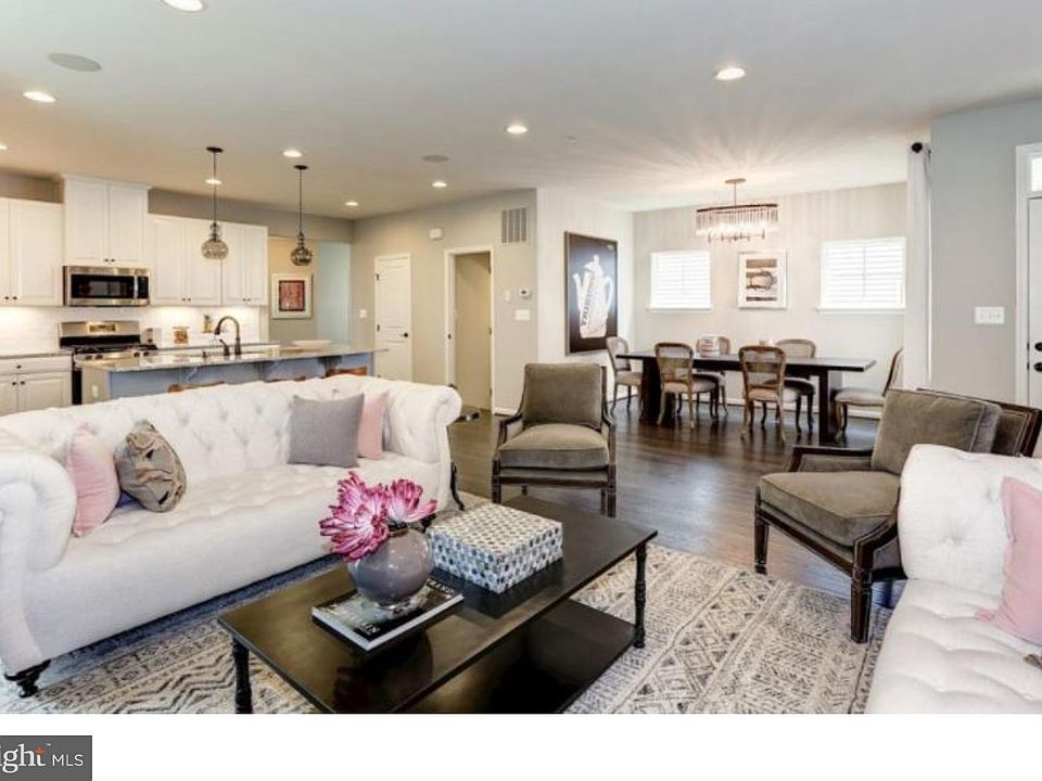 2nd image of 2061 Idlewyld Dr