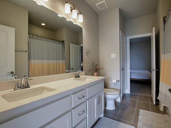 4th image of 6908 Royal View Dr