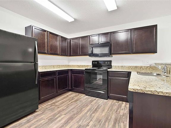2nd image of 2148 Peyto Way