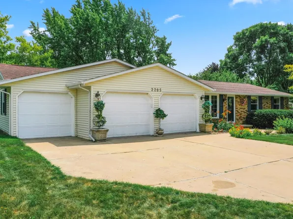 2205 Lucerne Cir, Green Bay, WI 54311