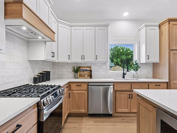 3rd image of 13664 Gladiola St NW