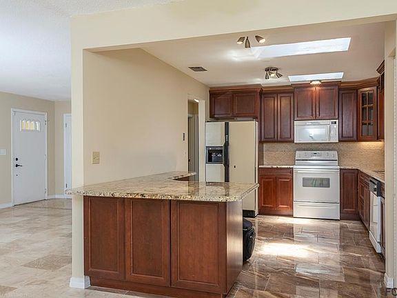 3rd image of 100 Berkshire Ln