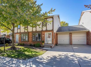 207 Pineview Ct, Saint Clair Shores, MI 48081