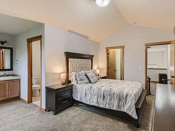 5th image of 600 NE Grove St #600