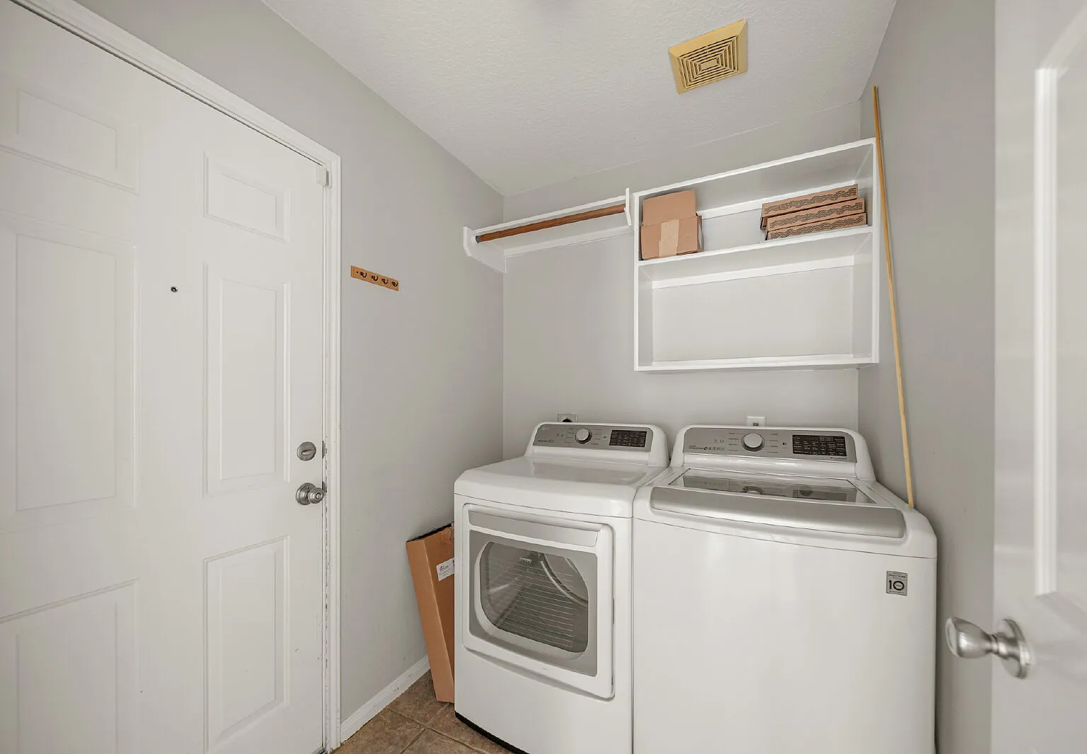 3 bed, 2.0 bath, 1619 sqft, $2,375 — Photo 1