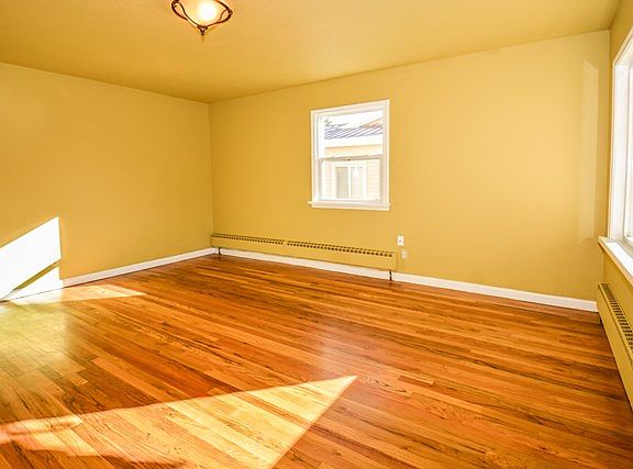 4th image of 255 E 16th St
