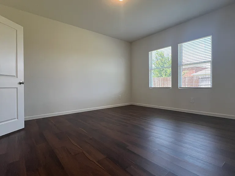 711 Camden Dr — Photo 10