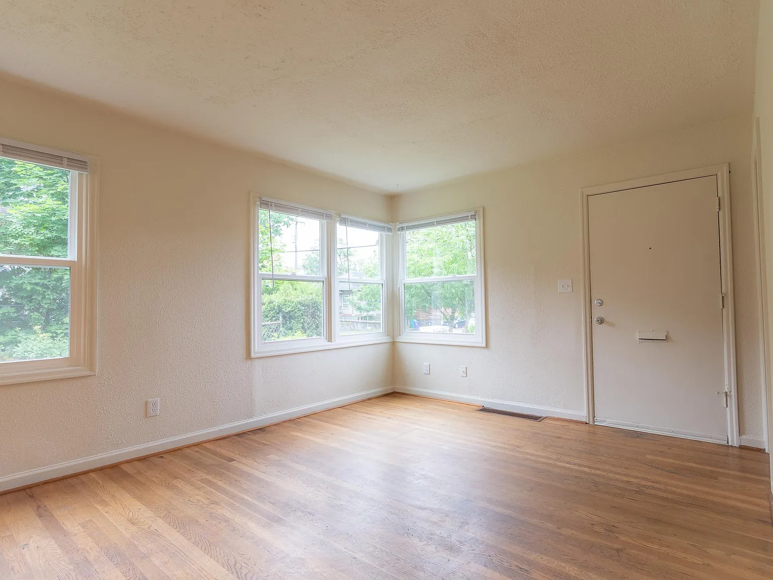 3 bed, 900 sqft, $2,350 — Photo 3