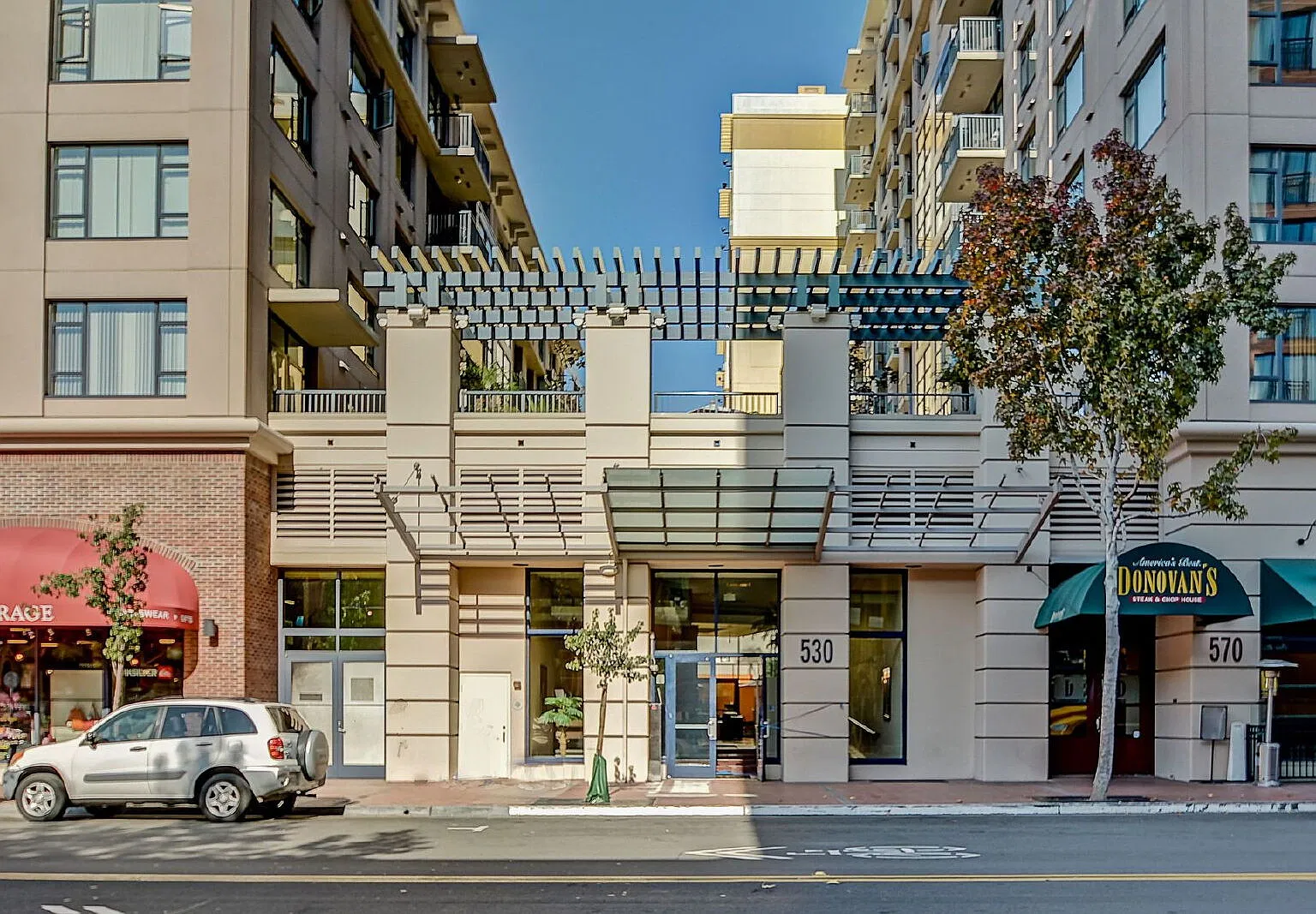 2 bed, 1.0 bath, 811 sqft, $2,800 — Photo 2