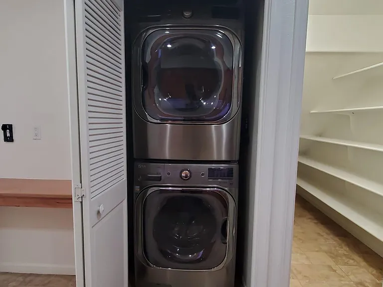 work desk , in unit large washer and dryer and walk in pantry