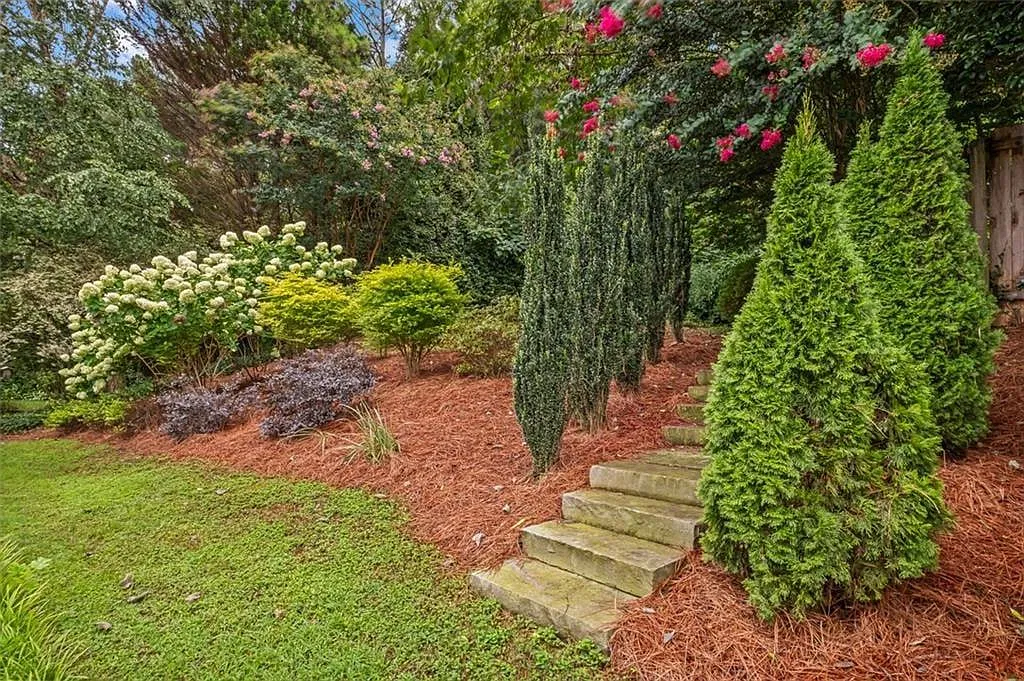 4 bed, 2.5 bath, 2038 sqft, $2,800 — Photo 3