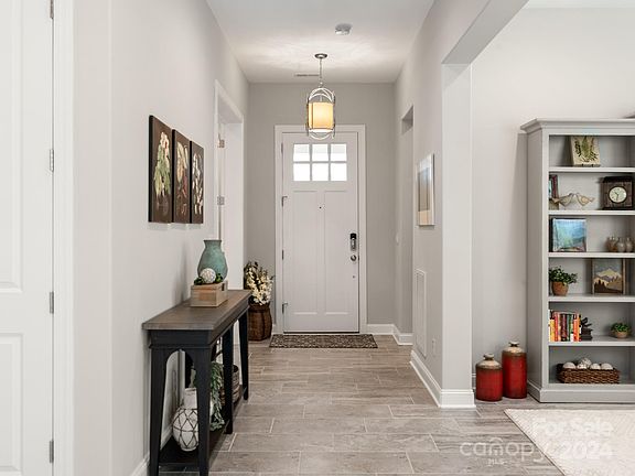 3rd image of 665 Tallulah Falls Dr
