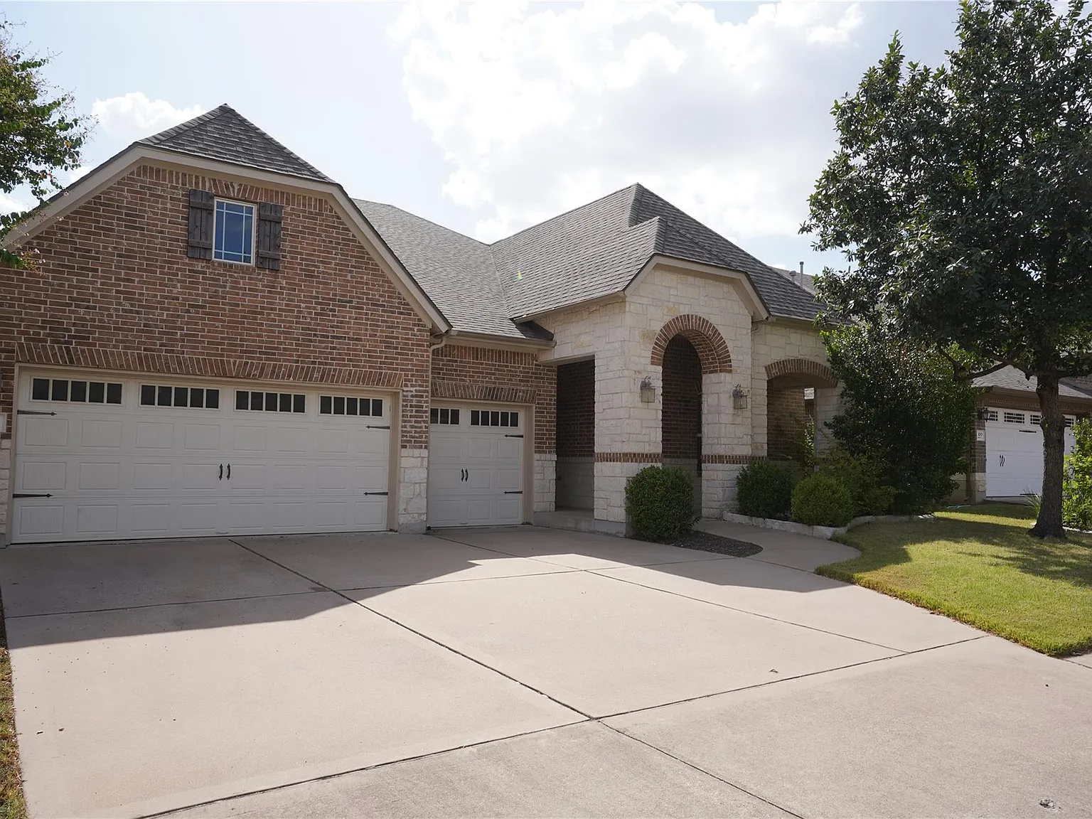 4 bed, 3.0 bath, 2933 sqft, $3,200 — Photo 2