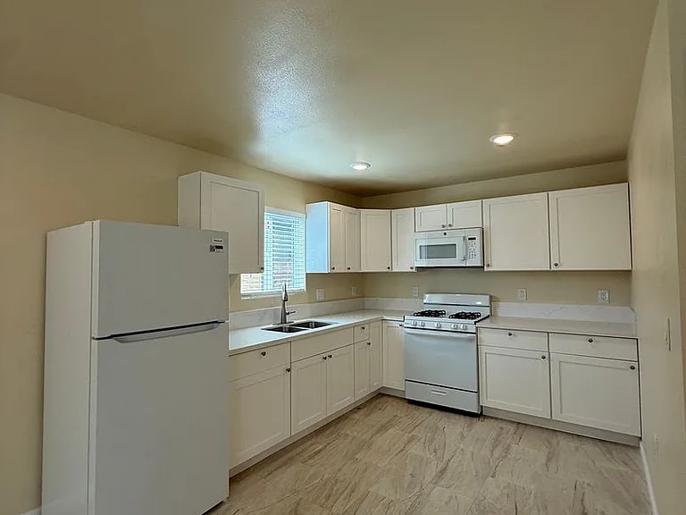 1215 Mira Flores Dr — Photo 10