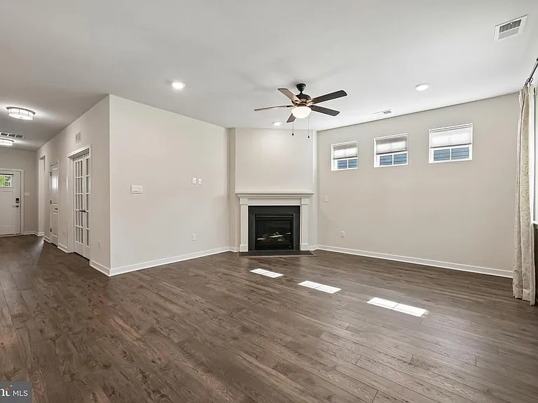 235 Congressional Ct — Photo 6