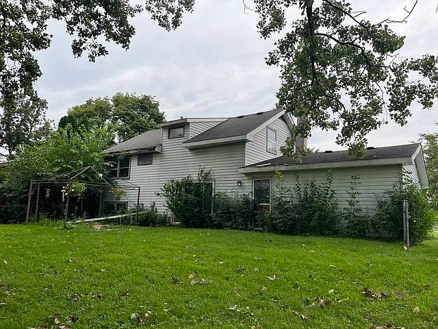 2nd image of 223 Lee Ln