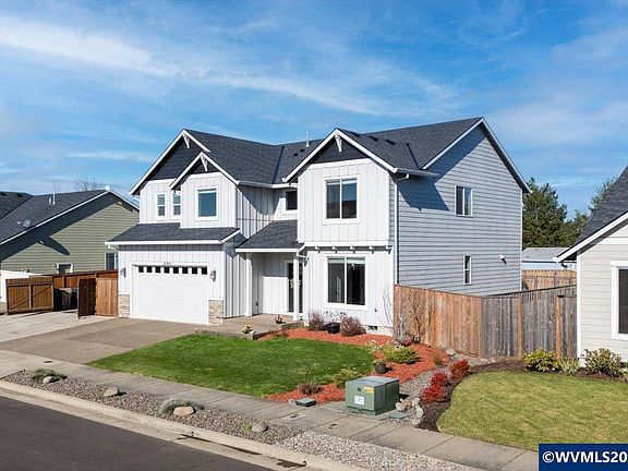 3rd image of 2105 NE Summit Dr