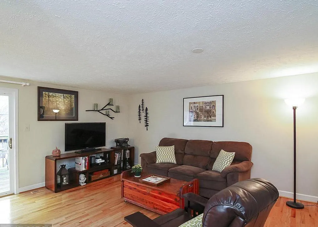 3 bed, 2.5 bath, 1749 sqft, $2,600 — Photo 3