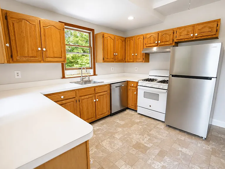33 Maple St — Photo 7
