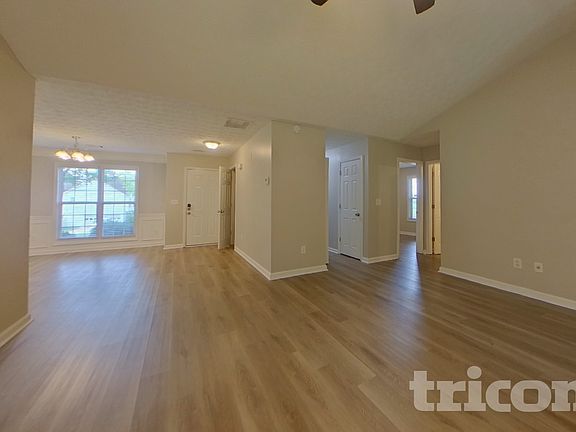 3rd image of 20 E Lawn Dr
