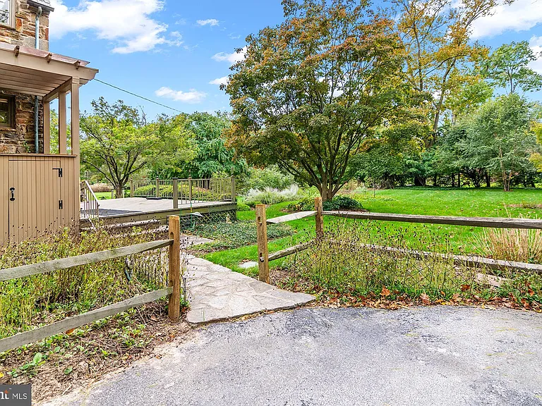 7704 Crossland Rd — Photo 56