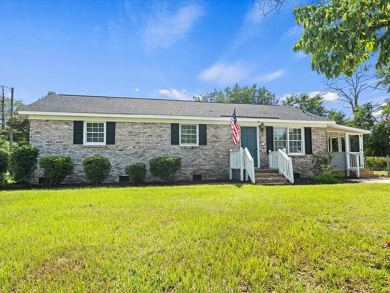 423 Sheffield Dr — Photo 2