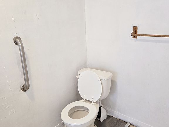 5th image of 25 Stuyvesant St #1L