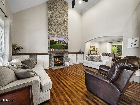 4th image of 553 Greystoke Ln