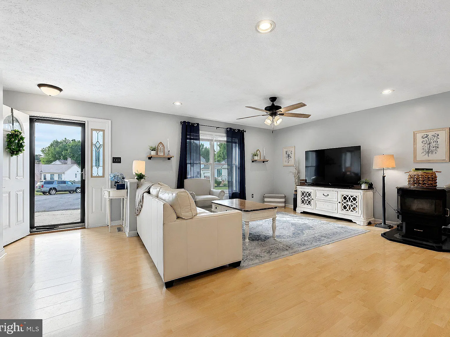 3 bed, 2.5 bath, 1904 sqft, $2,400 — Photo 3