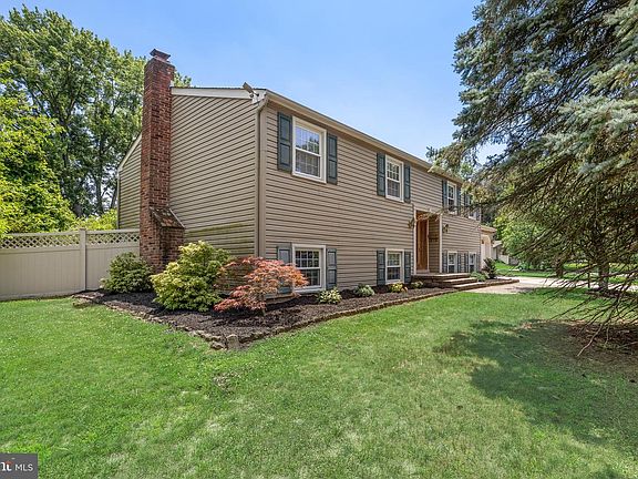 2nd image of 83 Lincoln Dr