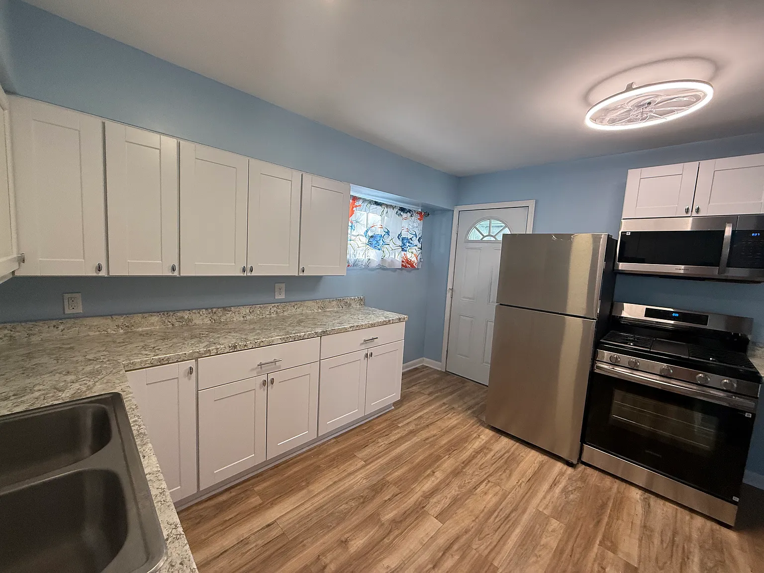 3 bed, 1000 sqft, $2,495 — Photo 2