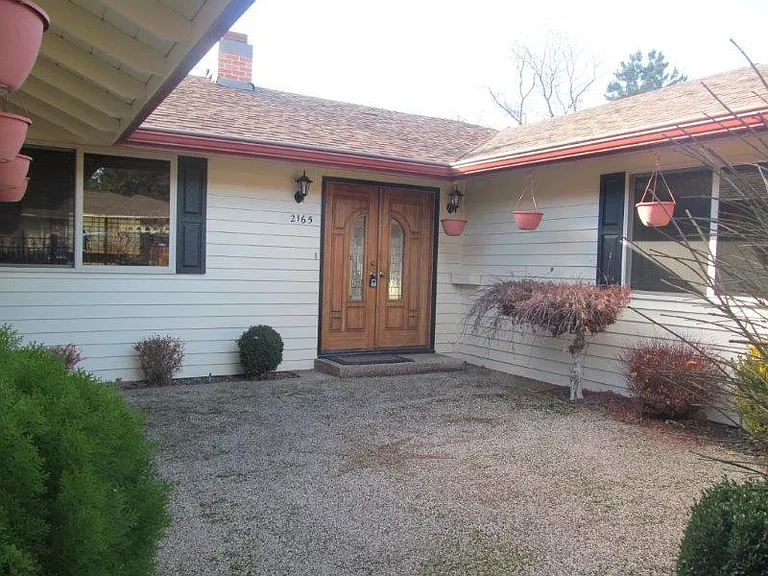 2165 S Ridgeview Way — Photo 2