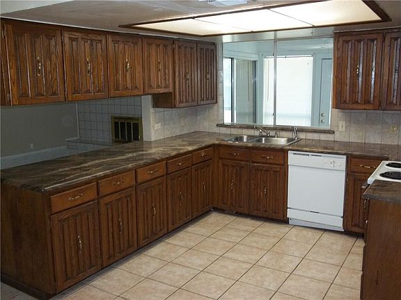 4th image of 1700 Yorktown Dr