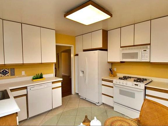 Eat-in kitchen
