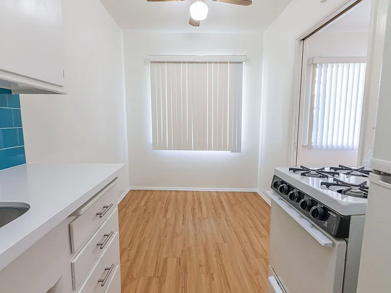 667-669 Levering Ave — Photo 15