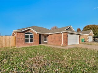 850 Honeysuckle Dr, Centerton, AR 72719